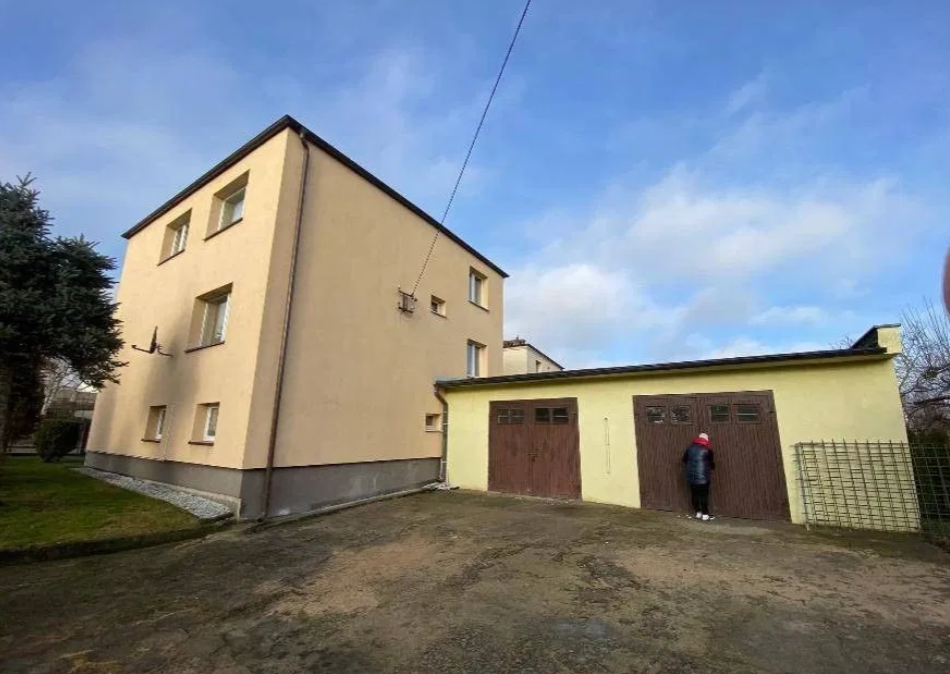 Duży dom 168 m², 5 pokoi, z możliwością prowadzenia działalności – 3 garaże, część biurowa, działka 740 m²