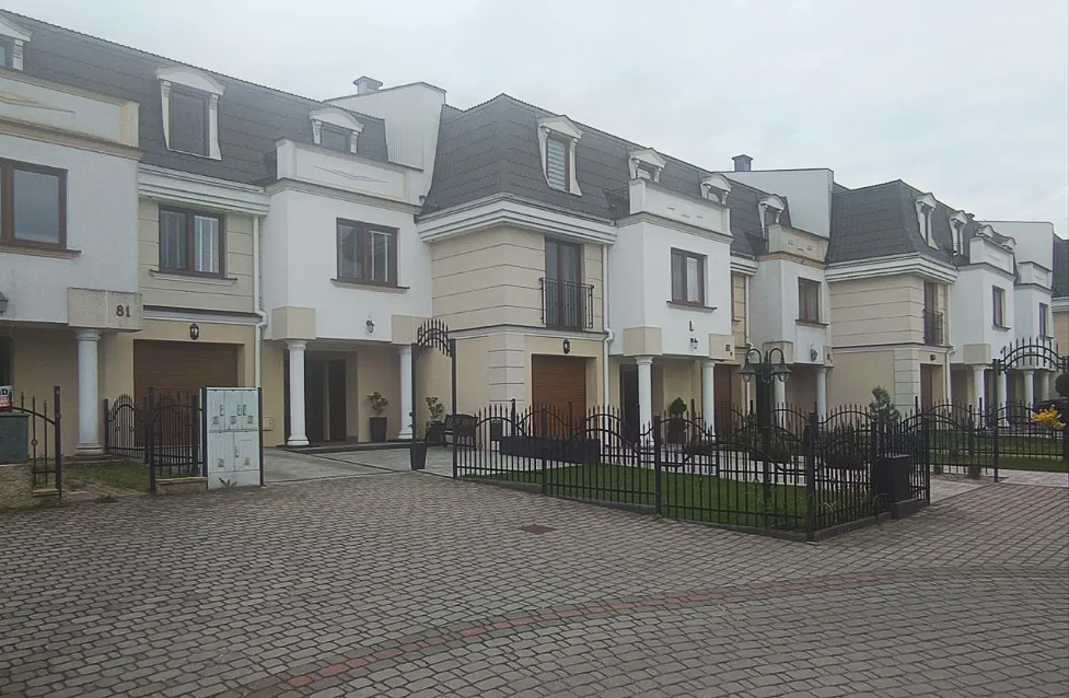 Przestronny Dom 270 m² w Świdniku, 4 Pokoje, Osiedle Zamknięte, Garaż 
