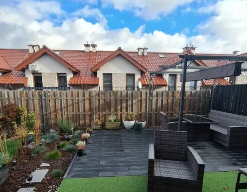 3-pokojowe mieszkanie 60 m² z ogródkiem i miejscem postojowym, w szeregowcu z 2018 r. – gotowe do zamieszkania!
