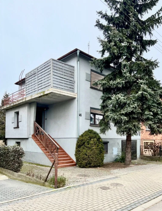 Przestronny dom 153 m² z ogrodem i garażami – idealny dla rodziny lub inwestora