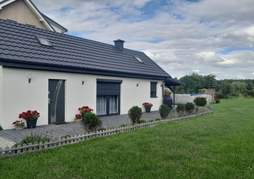 Uroczy, całoroczny domek 90 m² z basenem i ogrodem, blisko lasu i jezior – gotowy do zamieszkania!